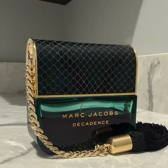 Marc Jacobs Decadence Perfume - Picture 2 of 3